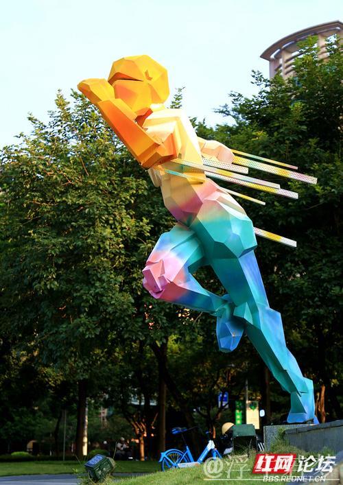 广州街头的运动主题雕塑